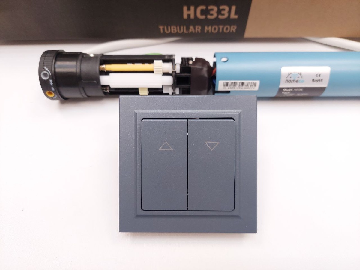 Выключатель жалюзи с блокировкой одновременного нажатия двух клавиш