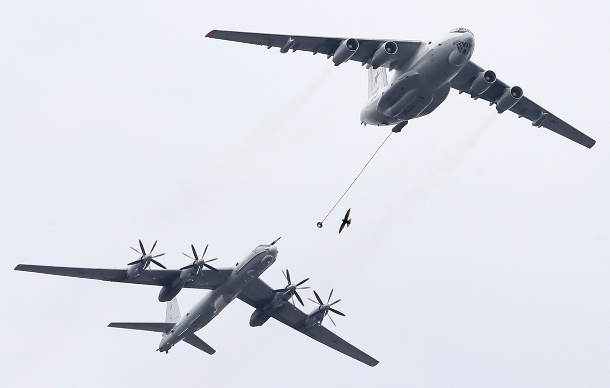    Дальний разведывательный самолет Ту-142МР и самолет-заправщик Ил-78  Александр Демьянчук/ТАСС