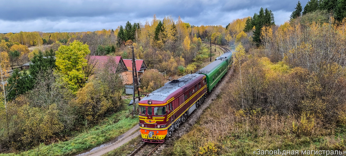 ТЭП60-0904 с пригородным поездом Бологое-Осташков №6691 на 108 км заповедной Бологое-Полоцкой дороги. Излюбленное место для фотографов, автомобильный путепровод у поклонной горы на въезде в уездный Осташков. Здесь уже готовый ракурс для съёмки