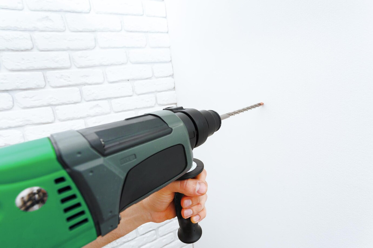 https://img.freepik.com/free-photo/use-hammer-drill-drill-wall_93675-132599.jpg?t=st=1727441448~exp=1727445048~hmac=96159f501e86cd2c9463b7fc0dd7d3197f992cc781040019885c03631b153a45&w=1380
