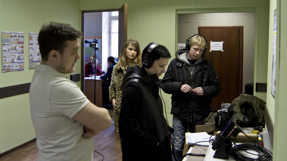 Момент съёмок – режиссёр Катя Тардиф просматривает отснятый материал без скрипт-супервайзера – фото из личного архива автора ©