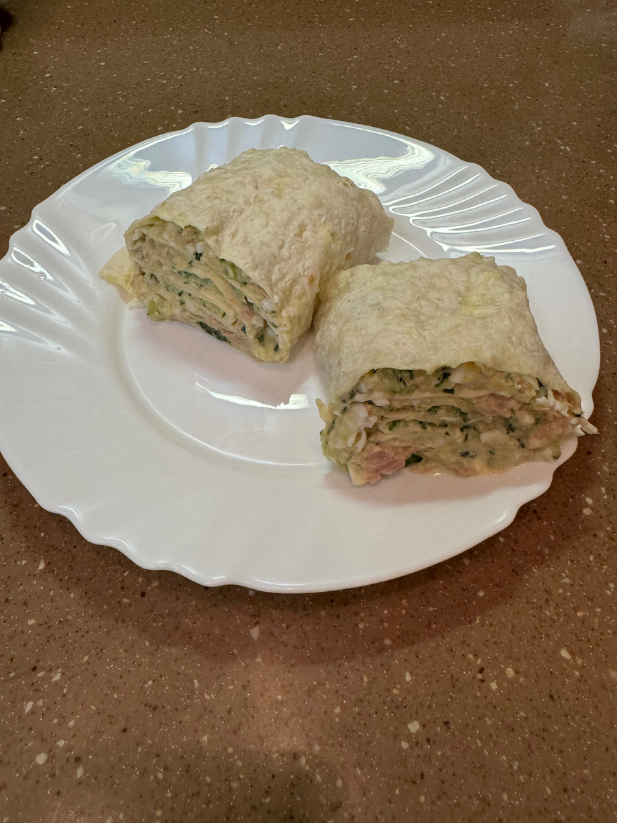 Лаваш с тунцом ( лаваш + тунец + огурец + яйцо)