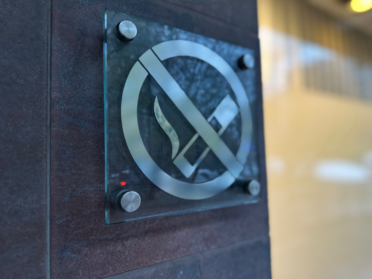 На входе в наш офис. А уже в паре метров собираются компании коллег по интересам.