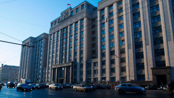    Депутат показал чек за обед в столовой Госдумы Егор Гордеев