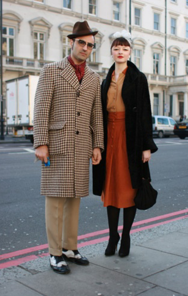 Фото использовано с сайта Pinterest. Оранжевый цвет подола и воротничка на платье девушки перекликается с оранжевым шарфом молодого человека