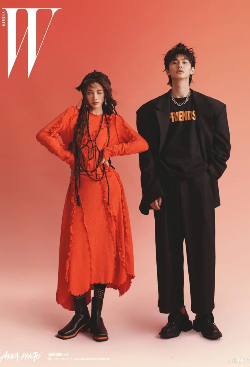 Фото использовано с сайта Pinterest. Красный цвет платья повторяется в принте на футболке и носках