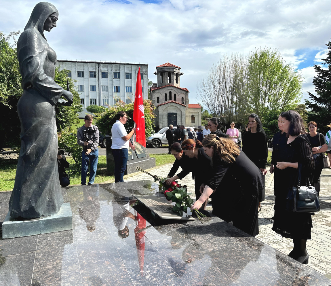 Возложение цветов к мемориалу погибшим в Отечественной войне народа Абхазии в селе Члоу. Фото Виолетты БОРИСЕНКО.