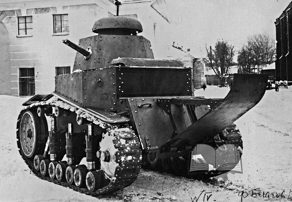 Для Т-18 (на снимке опытный образец, позже именовавшийся как Т-16) хвост был еще более актуален.