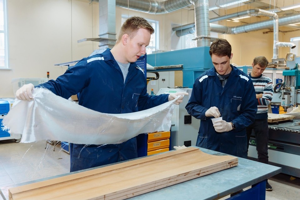    Фюзеляж изготавливается из фрагментов стеклоткани, пропитанной смолой / Фото: Олеся Орина