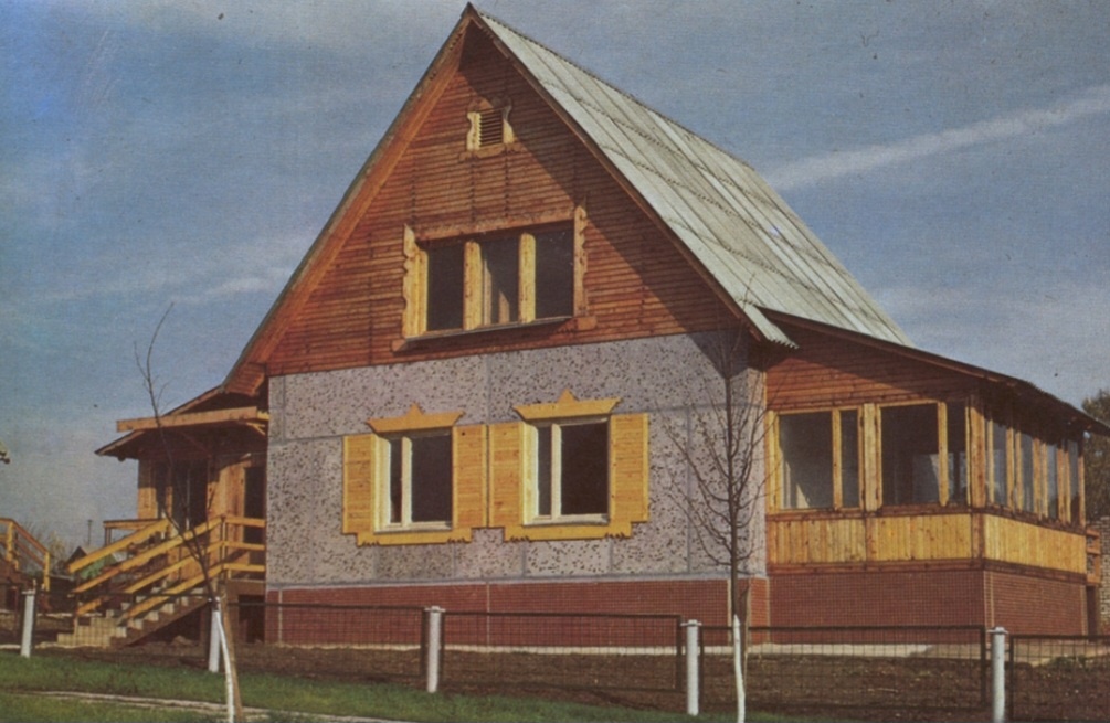 Первый этаж - из крупных блоков, мансарда и пристройки - из дерева