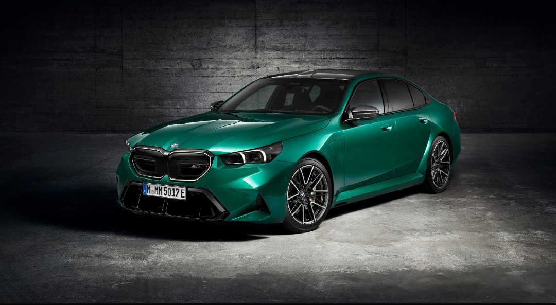 Одной из ключевых особенностей нового BMW M5 является его усовершенствованный двигатель. Модель оснащена 4,4-литровым V8 двигателем с двойным турбонаддувом, который развивает мощность до 650 лошадиных сил. Это позволяет автомобилю разгоняться до 100 км/ч всего за 3,3 секунды, что делает его одним из самых быстрых спортивных седанов в своем классе.                         BMW M5 2024 года также получил улучшенную подвеску с адаптивной амортизацией, что обеспечивает отличное управление и устойчивость на дороге. Кроме того, автомобиль оснащен системой полного привода xDrive, которая помогает передавать мощность на дорогу и делает управление еще более эффективным.Внешне BMW M5 2024 года выглядит стильно и агрессивно. Автомобиль получил обновленный дизайн с улучшенной аэродинамикой, новыми деталями кузова и блестящими 20-дюймовыми дисками. В салоне также присутствуют роскошные материалы и современные технологии, такие как дисплей с сенсорным управлением, система навигации и аудиосистема высокого класса.BMW M5 2024 года – это не просто автомобиль, это настоящий идеал спортивного седана. Сочетание мощности, управляемости, комфорта и стиля делает эту модель обязательной для всех поклонников скорости и роскоши. Получивший новые технологии и дизайн, BMW M5 2024 года является вершиной инноваций и современности в мире автомобилестроения.