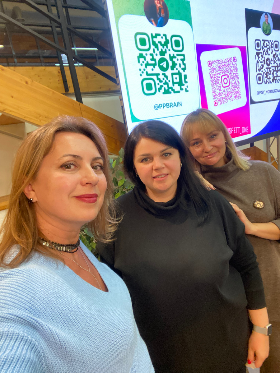 © Эвелина Гаевская, соцсети @evelinagaevskaya. На фото также: Психиатр Королькова Ирина https://t.me/psy_korolkova и Психолог Фетюхина Валентина https://t.me/Ppbrain