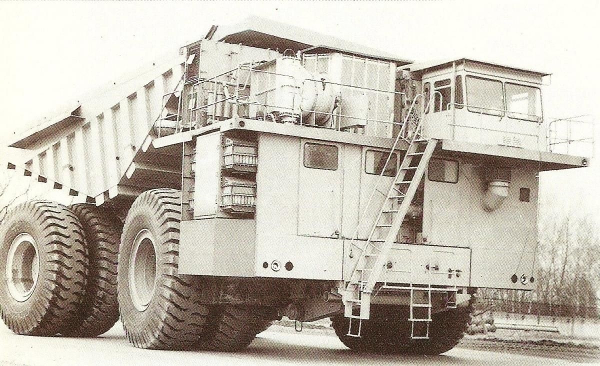 На фото: карьерный самосвал БелАЗ-75307 грузоподъемностью 220 тонн. Источник фото: https://belaz.by/about/history/