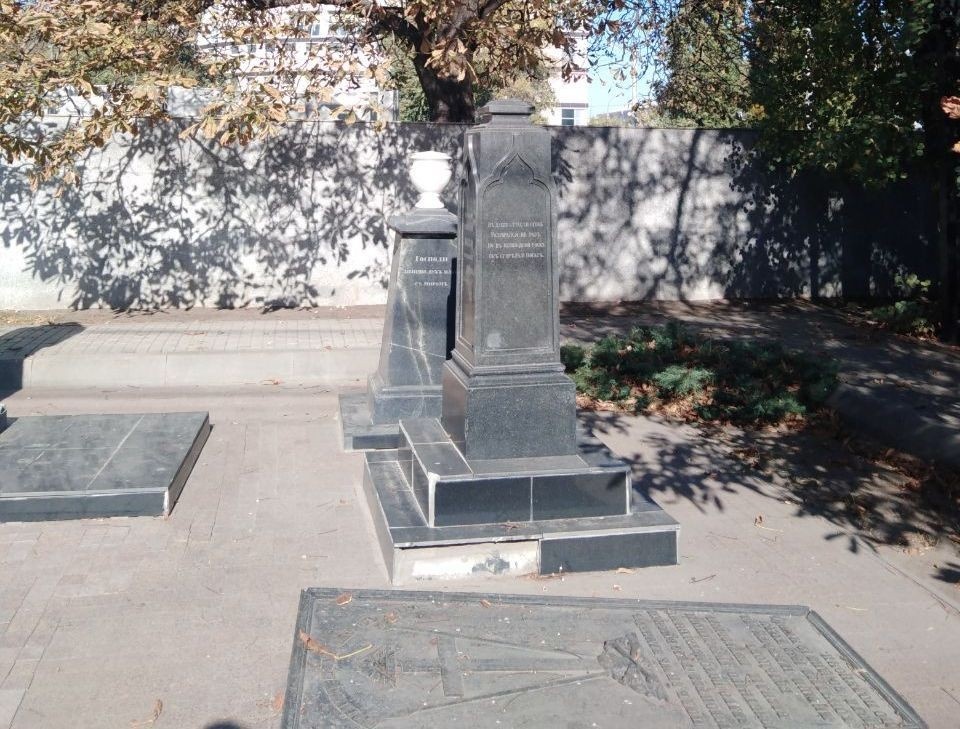    Облицовка отбита, креста нет... Елена ФЕДЯШЕВА