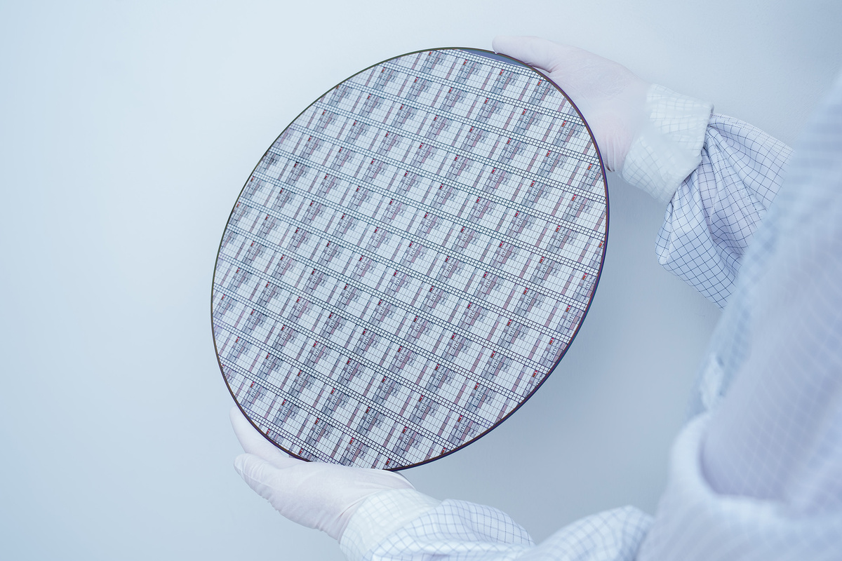 Пластина с GaN чипами производства немецкой Infineon. Изображение: пресс-релиз infineon.com