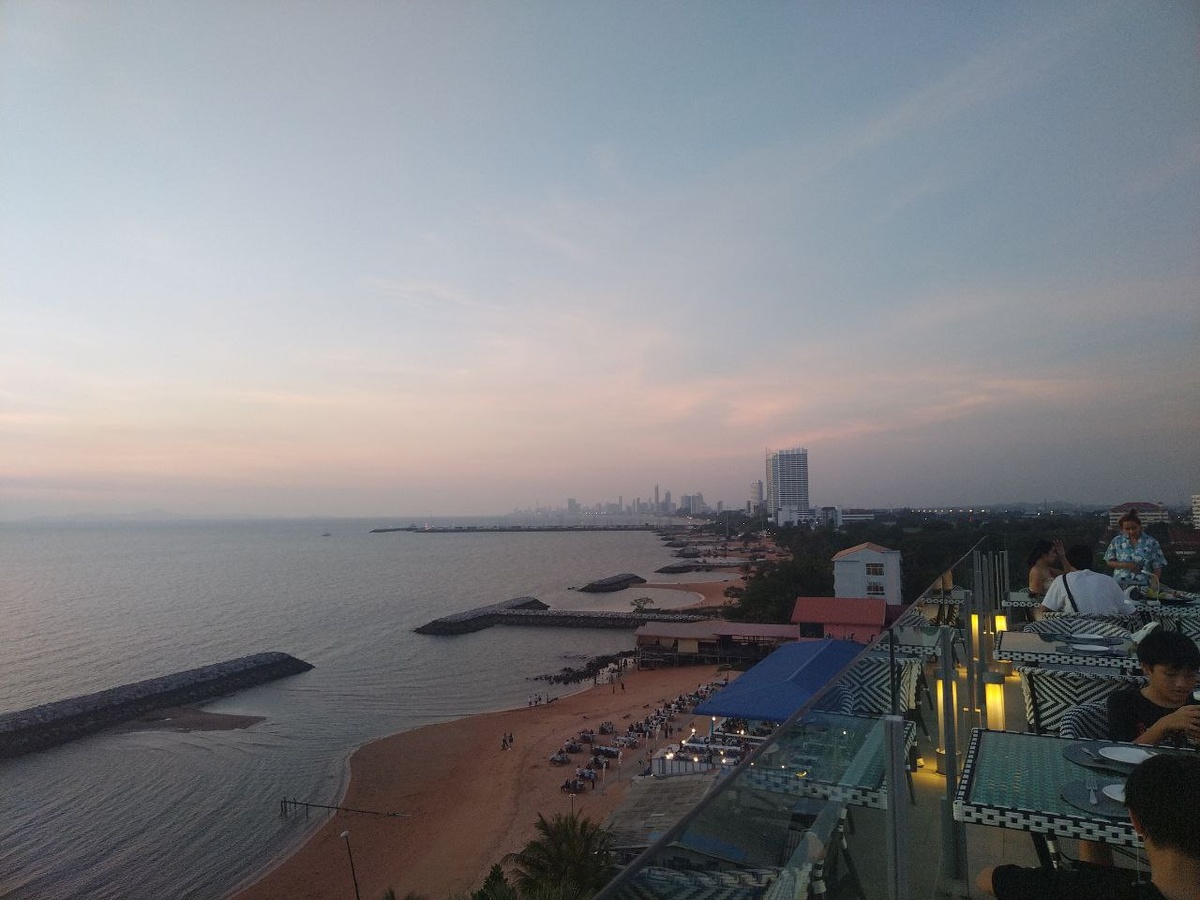 Это вид на северный На-Джомтьен и Паттайю с крыши гостиницы Worita Cove — там расположился один из ресторанов. О На-Джомтьене поговорим отдельно — это отдельный населённый пункт. Да, насчёт большого числа песка не пугайтесь — отлив был.