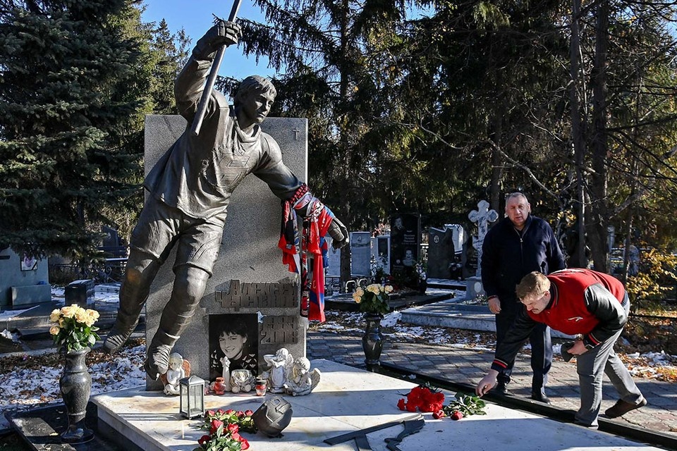    Хоккеисты "Авангарда" каждый год приходят на могилу Алексея Черепанова ХК "Авангард"