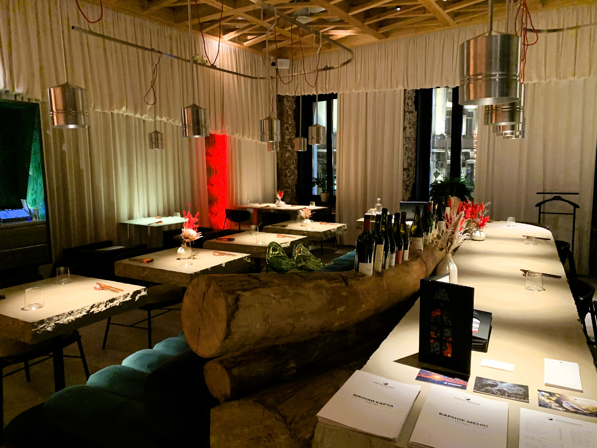 Основной зал ресторана "Midsummer"