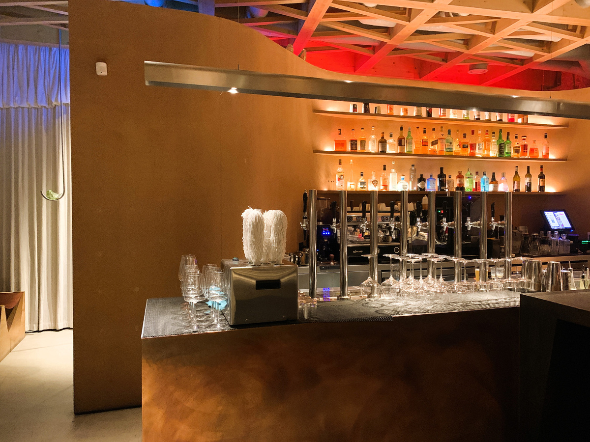 Бар, видны пивные краны