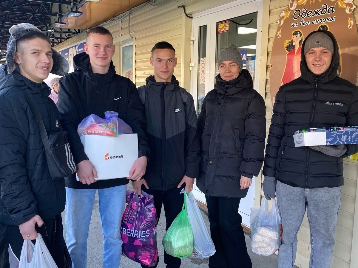 Советник директора по воспитанию Середа Анна Сергеевна и студенты техникума