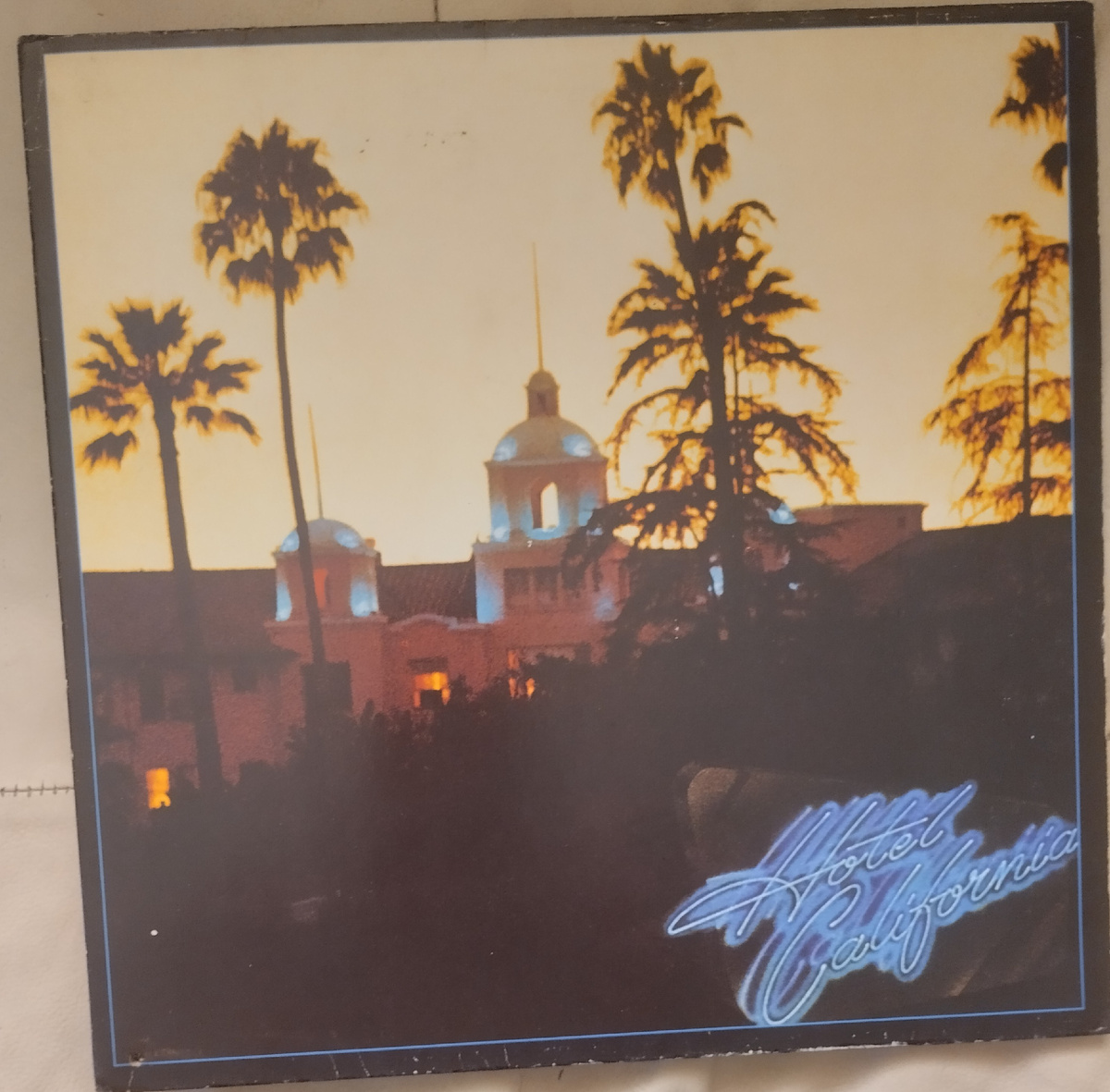 Считается лучшим альбомом группы Eagles. 