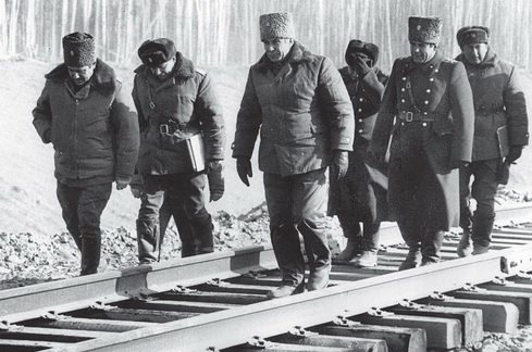 Командиры...