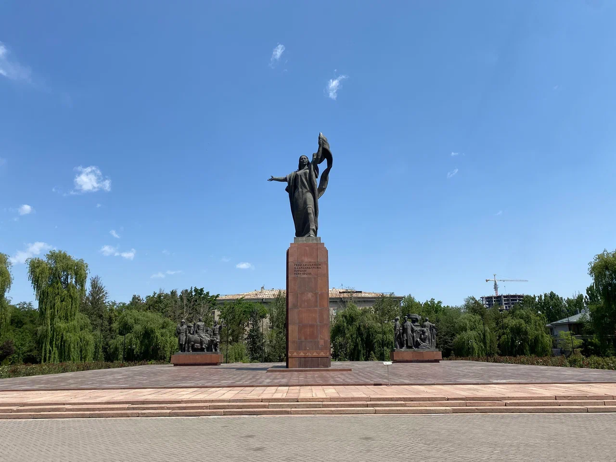 Памятник Борцам революции Монумент изображает Уркую Салиеву (1910-1934), активистку советской власти, убитую в 1934 году местными кулаками