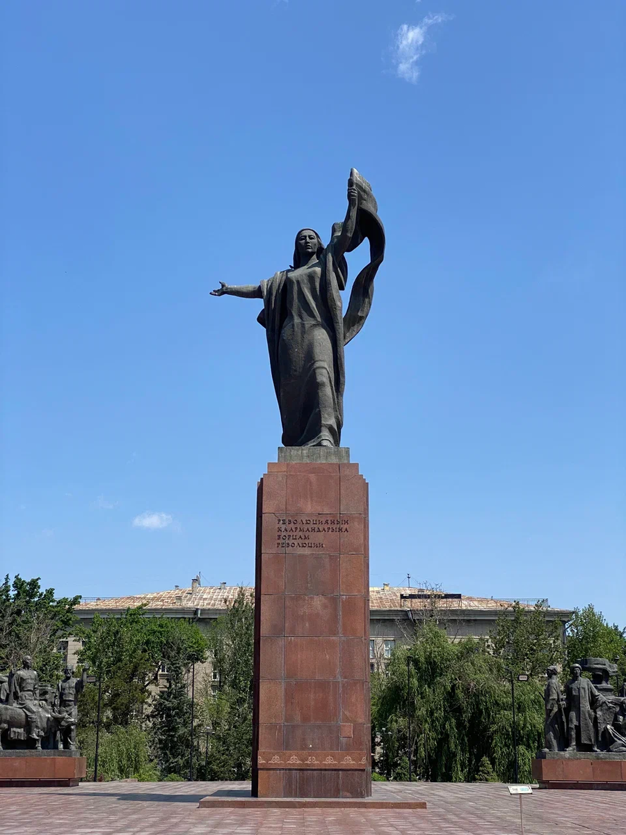 Памятник Борцам революции Монумент изображает Уркую Салиеву (1910-1934), активистку советской власти, убитую в 1934 году местными кулаками