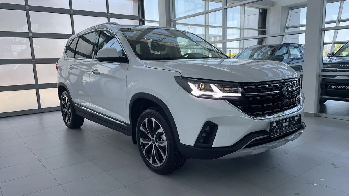Forthing T5 в автосалоне. Фото Ixen Motors Rus  📷

