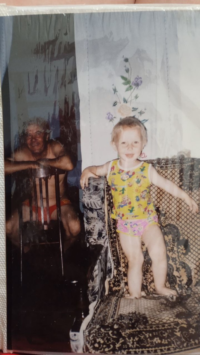 Дедушка с внучкой. Когда она подросла, они практически не общались - она не пахала в огороде)