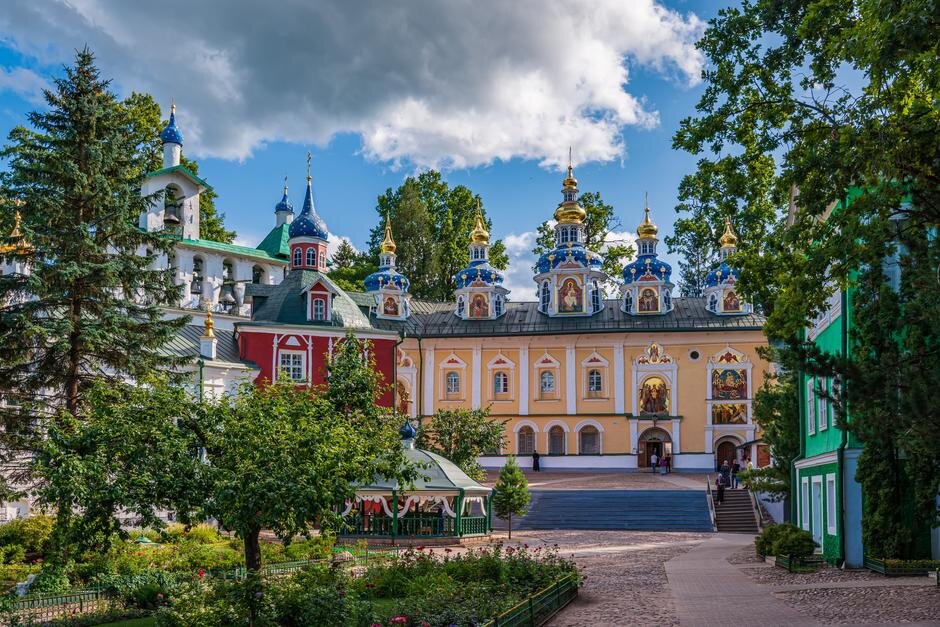 *Псково-Печёрский монастырь