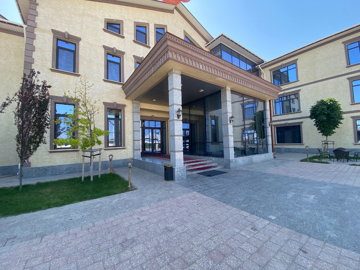 Вид отеля со двора. 