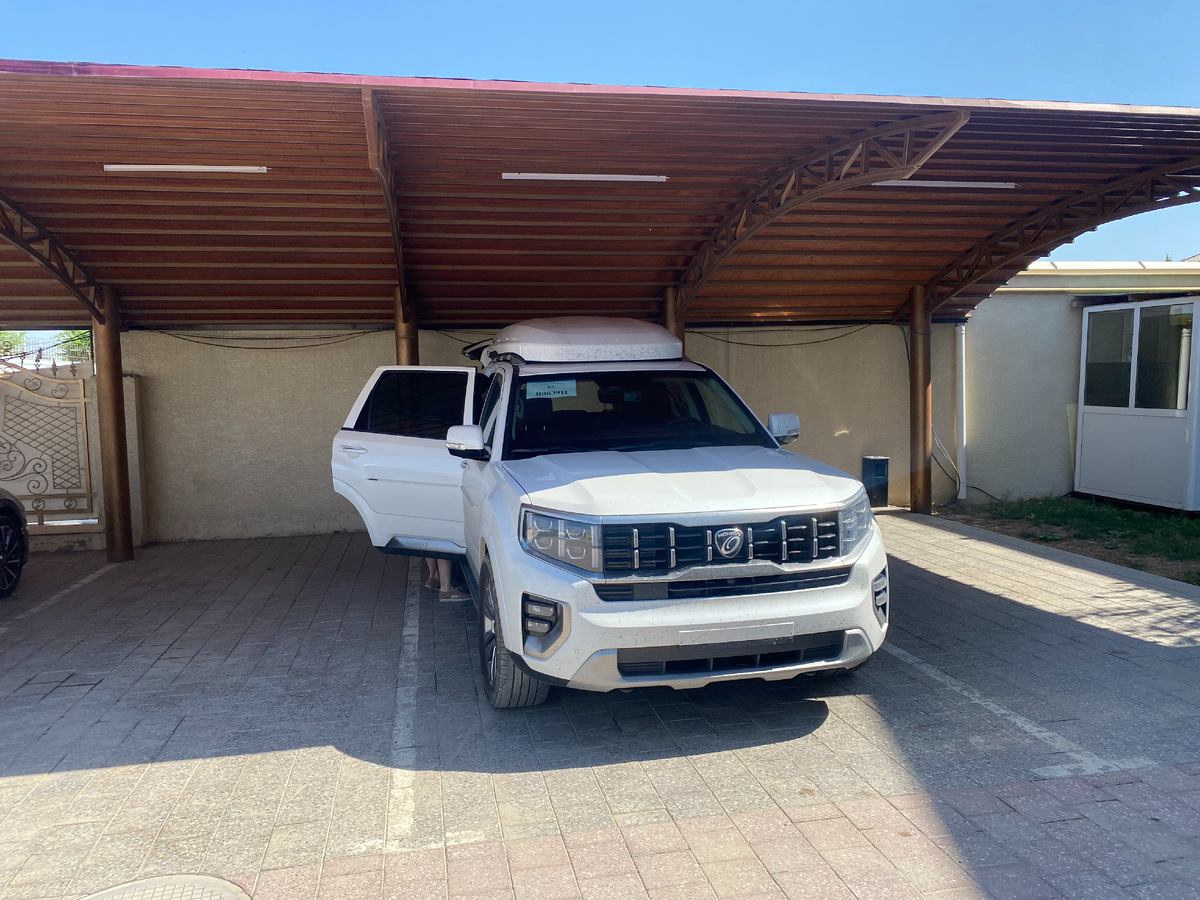 Гостевая парковка для автомобилей с навесом.