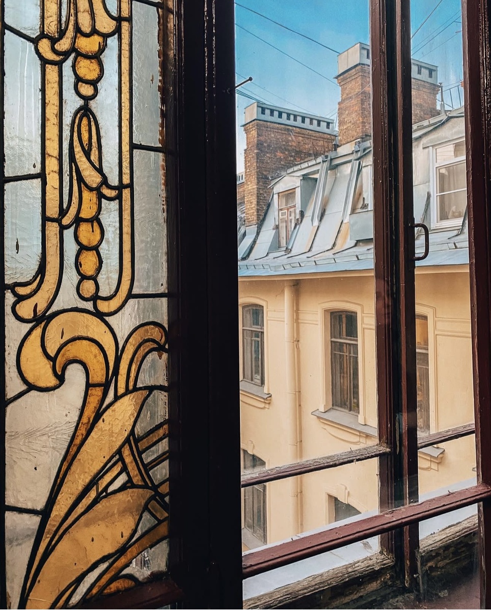 Когда Петербург немного Париж:) Вид с верхних этажей парадной. Фото: Алиса в Петербурге