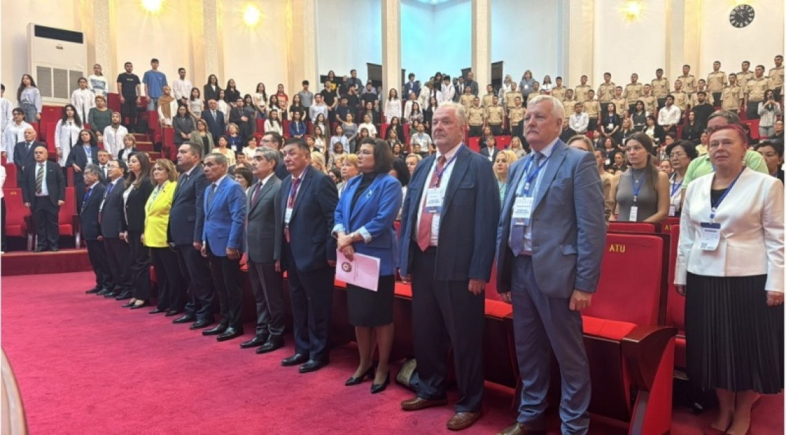 Минута молчания в память детей, погибших за свободу Азербайджана. Звучит государственный гимн Азербайджанской Республики, 9 октября 2024 г. 