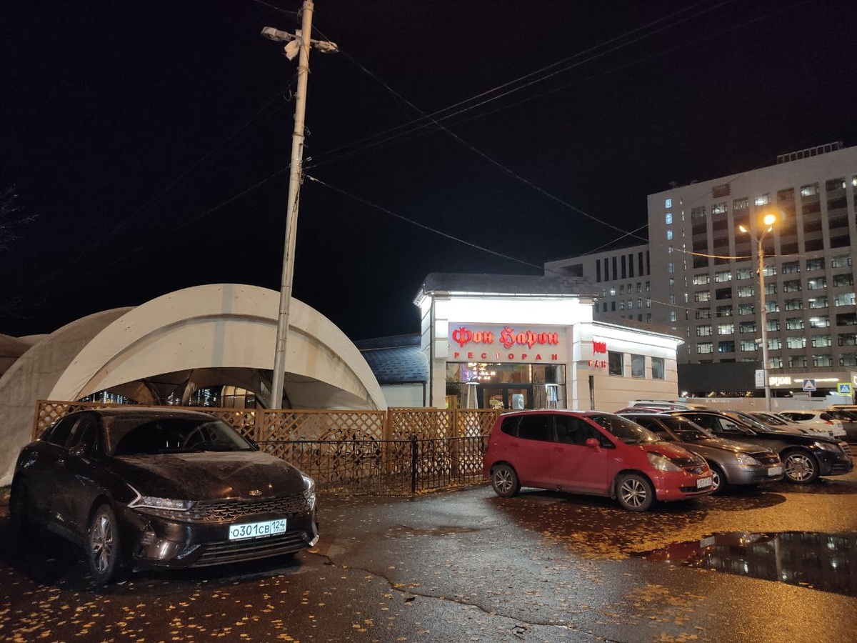     Ресторан «Фон Барон» нестандартной «временной» архитектуры появился в Красноярске в начале века: это можно угадать по его облику. Земля под ним частная, а рядом находятся муниципальные участки, которые владельцы сооружения, судя по всему, решили «подтянуть»