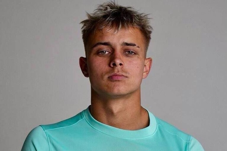     Футболист Даниил Крапивников ударил кулаком в живот официантку в московском баре