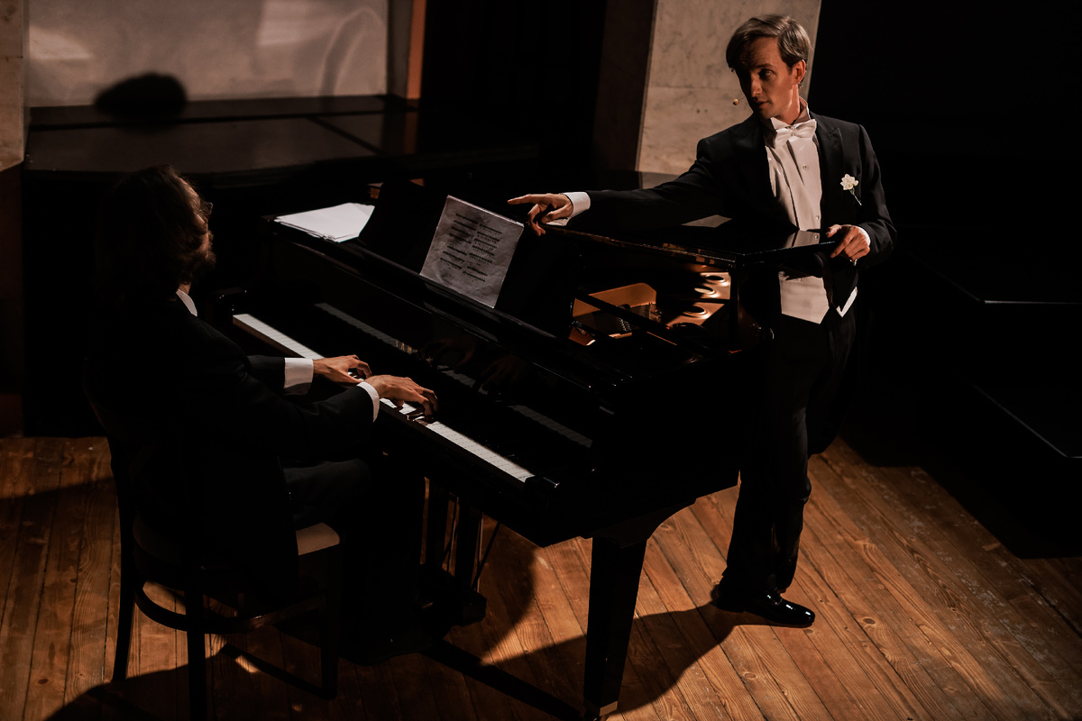 Данил Можаев, в роли Вертинского и Андрей Булатов, режиссер - н.а. РФ Олег Погудин. Фото - Георгий Чеботков