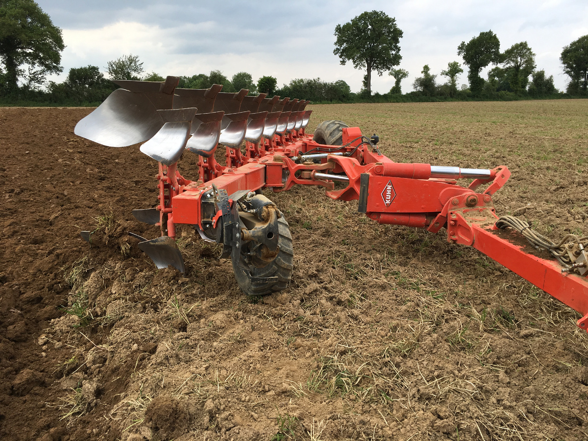 оборотный плуг на опорном колесе Multi-Leader XT