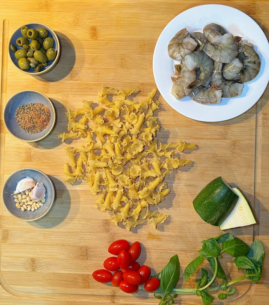 Форму пасты можно использовать любую.Главное здесь это сочетание соуса ,трав и специй.