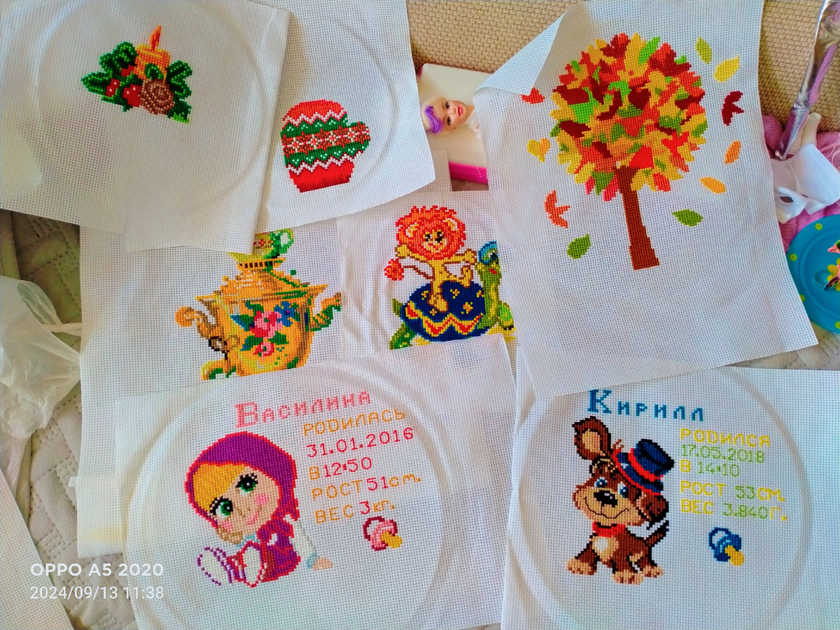 На хобби времени катастрофически не хватает. Разве что нервы успокаиваю вязанием перед сном. Вышивкой последний раз 3 года назад занималась. Мой идеальный выходной: много вкусной готовой еды, сериал и вышивание🧵🧶
