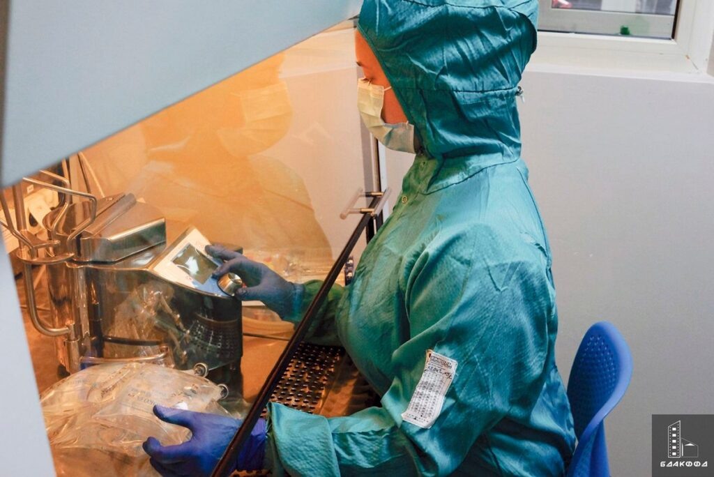 Микробиолог микробиологической лаборатории отдела качества ОАО «Несвижский завод медицинских препаратов» А. Яскевич проводит микробиологический контроль стерильности лекарственных средств в ламинарном боксе, Т. Ткачева, газета «Звязда», Минская область, февраль 2020 г.