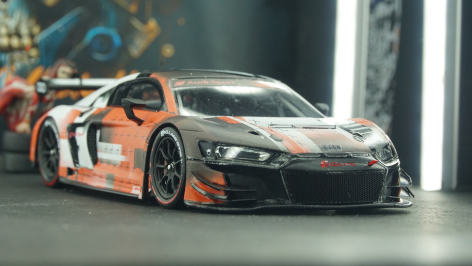 В суммарной прижимной силе теперь больше доля, приходящаяся на новое заднее антикрыло. Это снизило чувствительность аэродинамических характеристик к изменению клиренса, повысило стабильность поведения.