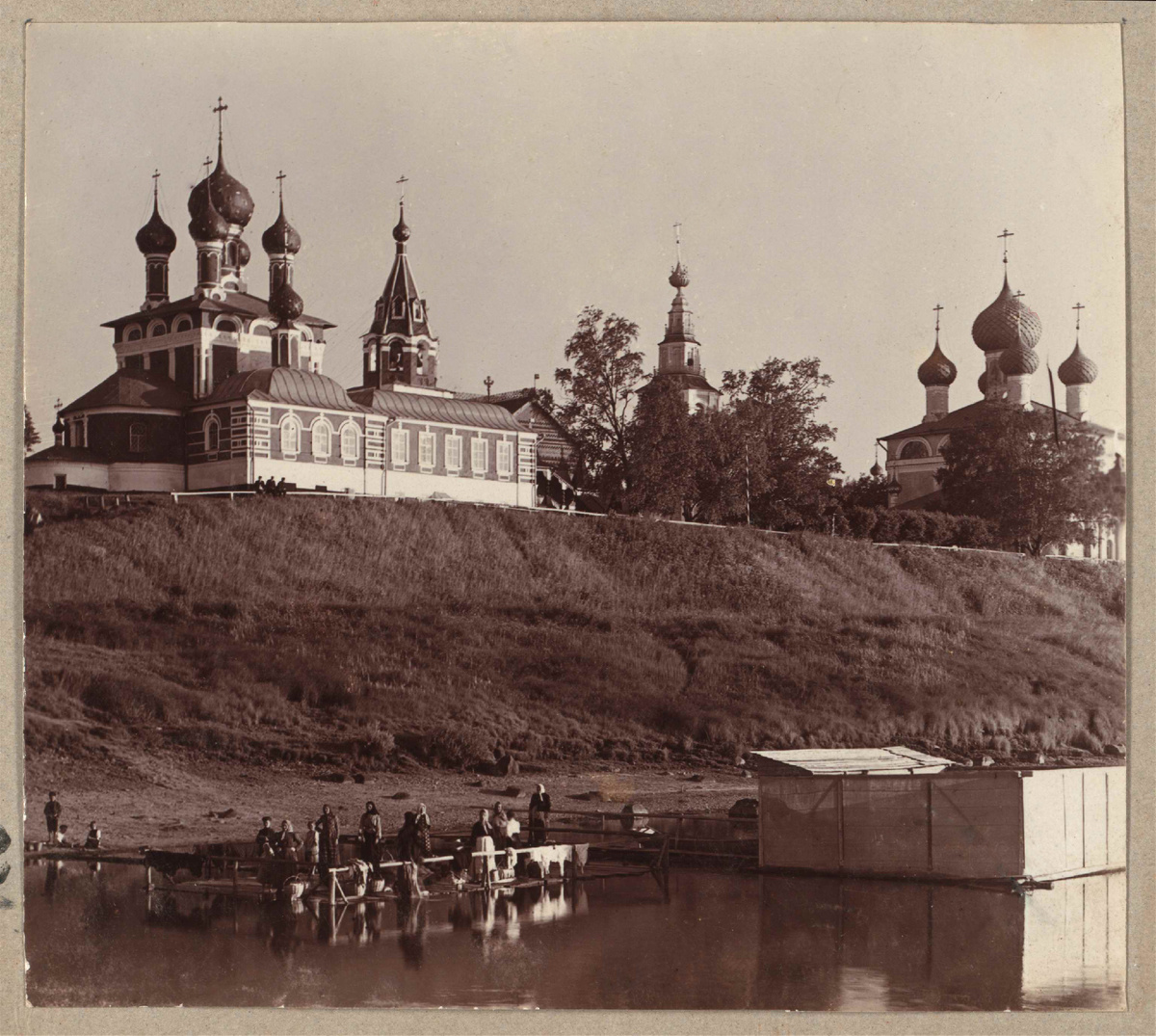 Слева церковь царевича Димитрия на Крови. 1910 год.