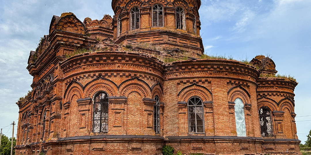 Величественный заброшенный храм в Саратовской области