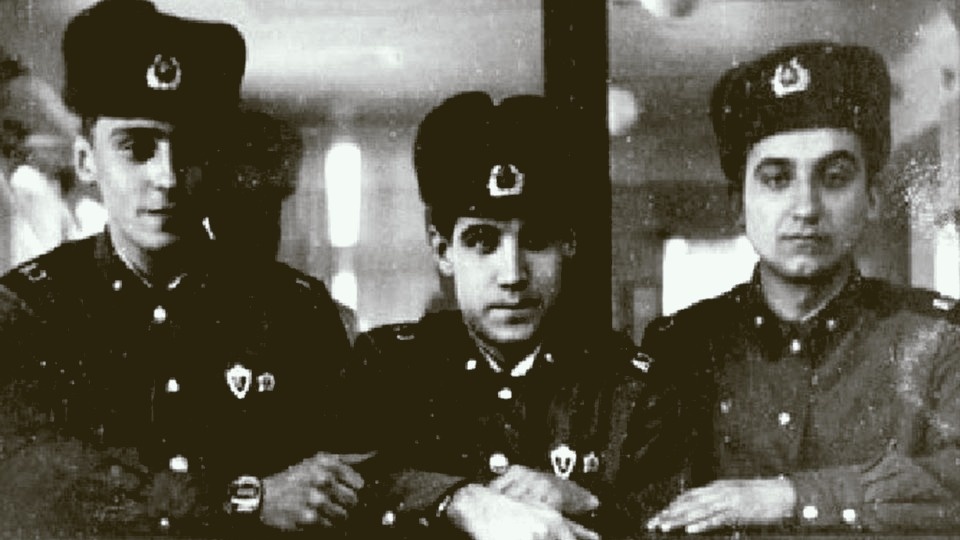Алексей Пиманов в армии (по центру)