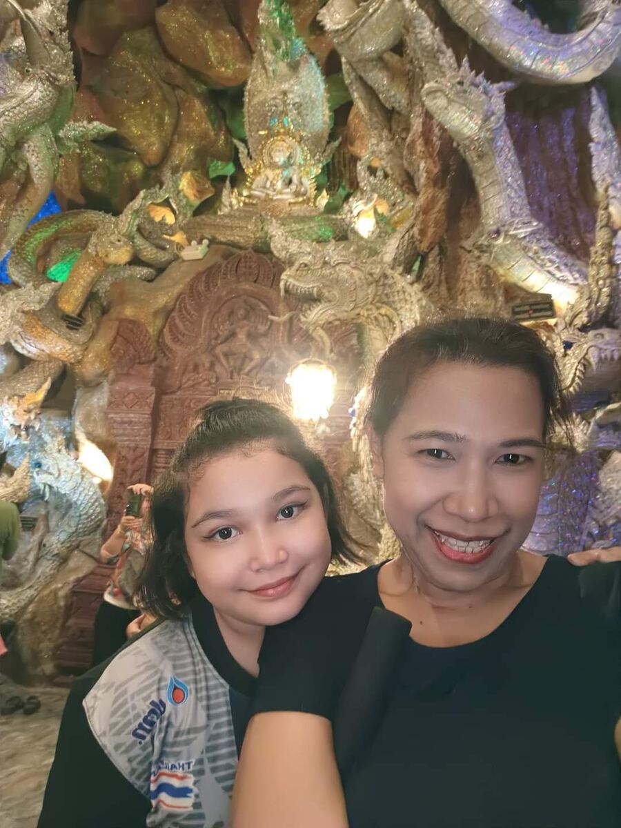 Очень умная. красивая девочка по имени Арина в школе набирает самые высокие баллы. 