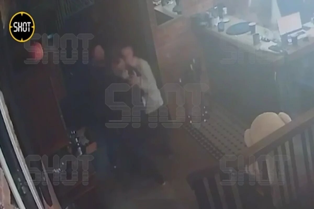    Shot: футболист Крапивников в нетрезвом виде ударил официантку в баре