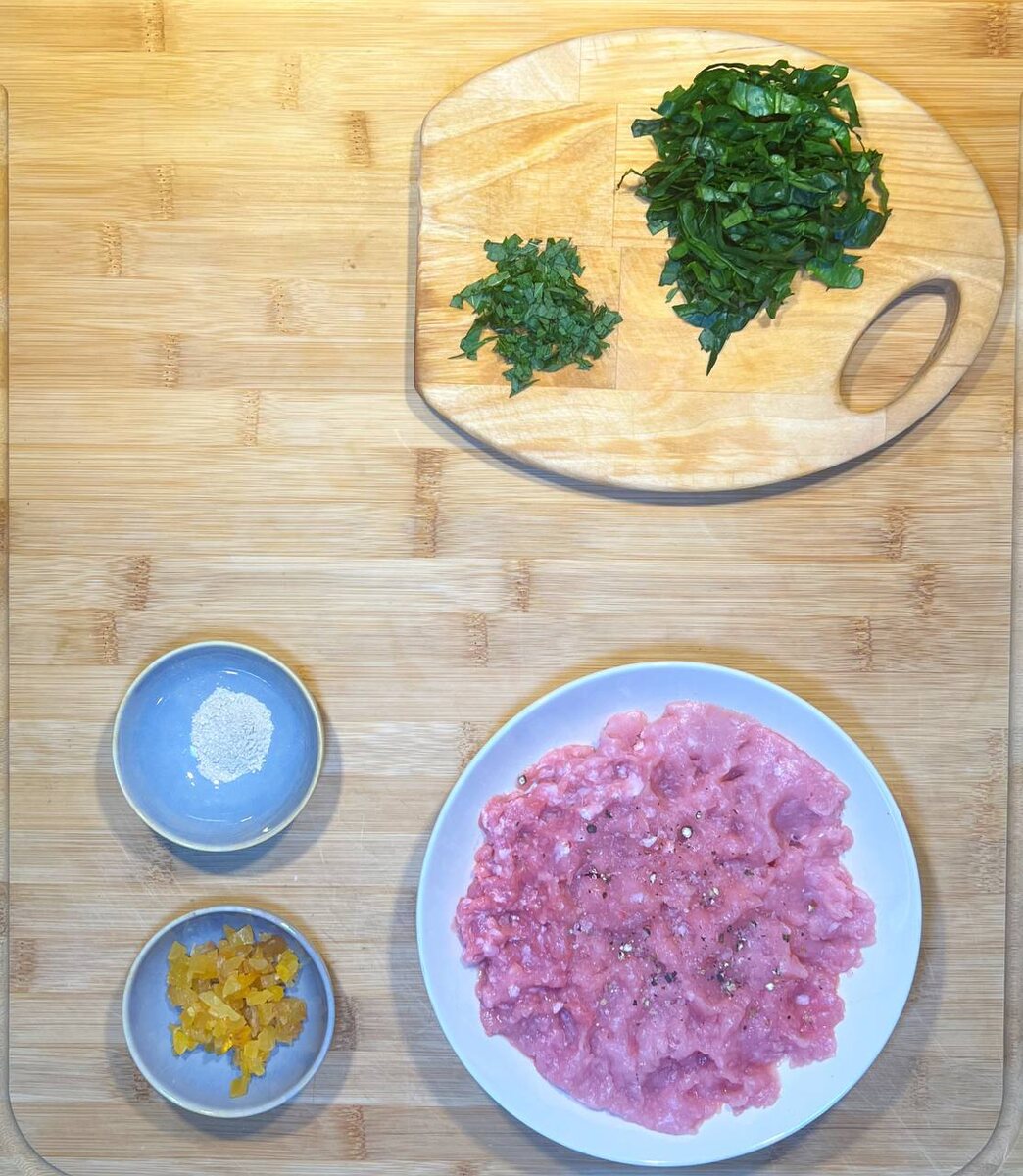 В фарш добавьте соль, перец, кардамон и мелко нарезанную курагу.Хорошо перемешайте фарш и оббейте несколько раз об стол или миску.Шпинат нарежьте на тонкие ленточки, а мяту нарубите мелко.