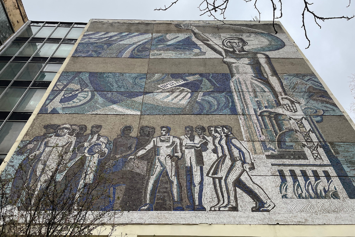 Мозаичное панно "Наука" на здании НИИ "Сапфир".